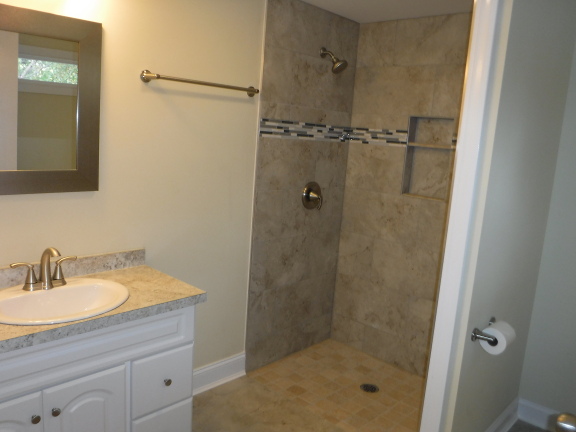 4 BR Evansville IN Home For Rent with Walk In Shower